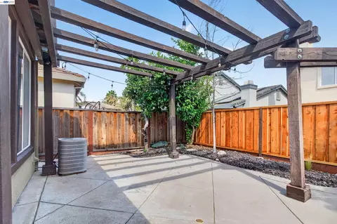 Exterior - 2243 Winchester Loop, Discovery Bay, CA 94505 photo 4 of 8