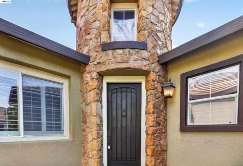 Entry Way - 2243 Winchester Loop, Discovery Bay, CA 94505 photo 1 of 9