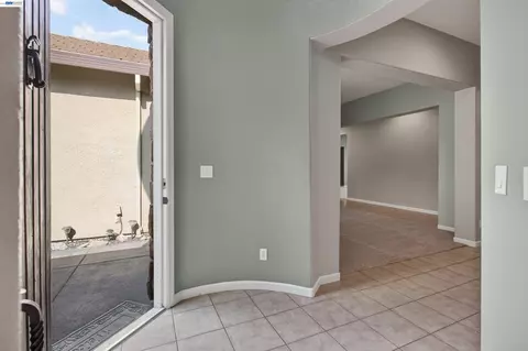 Entry Way - 2243 Winchester Loop, Discovery Bay, CA 94505 photo 4 of 9