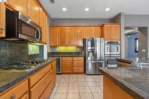 Kitchen - 2243 Winchester Loop, Discovery Bay, CA 94505 photo 2 of 3
