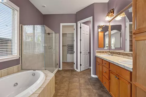 Bath - 2243 Winchester Loop, Discovery Bay, CA 94505 photo 2 of 3