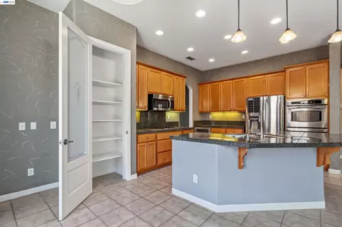Kitchen - 2243 Winchester Loop, Discovery Bay, CA 94505 photo 3 of 3