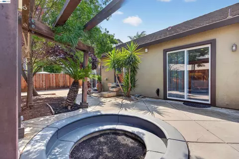Exterior - 2243 Winchester Loop, Discovery Bay, CA 94505 photo 6 of 8