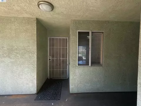 Exterior - 1566 Pine Ave #103A, Long Beach, CA 90813 photo 2 of 4