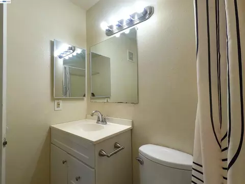 Bath - 1566 Pine Ave #103A, Long Beach, CA 90813 photo 3 of 3