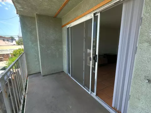 Exterior - 1566 Pine Ave #103A, Long Beach, CA 90813 photo 3 of 4