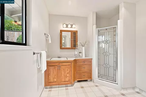 Bath - 3170 Padre St, Lafayette, CA 94549 photo 2 of 5
