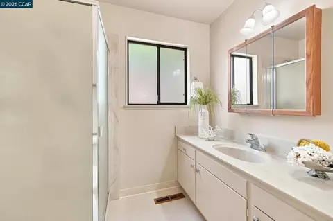 Bath - 3170 Padre St, Lafayette, CA 94549 photo 3 of 5