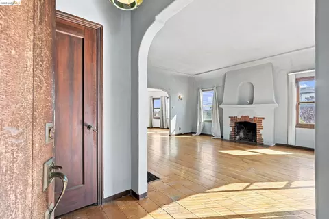 Entry Way - 3000 Morcom Ave, Oakland, CA 94619 photo 2 of 4