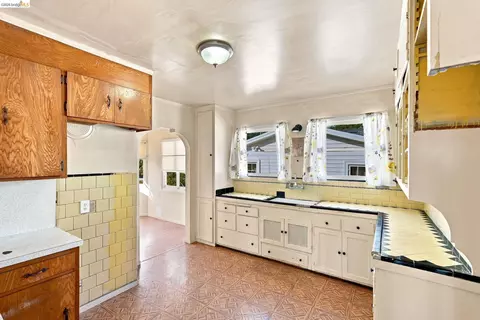 Kitchen - 3000 Morcom Ave, Oakland, CA 94619 photo 2 of 5