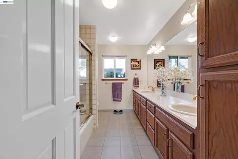 Bath - 511 Rhea Way, Livermore, CA 94550 photo 7 of 9