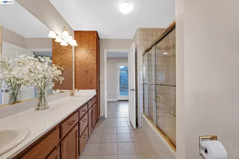 Bath - 511 Rhea Way, Livermore, CA 94550 photo 8 of 9