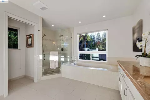 Bath - 511 Rhea Way, Livermore, CA 94550 photo 4 of 9