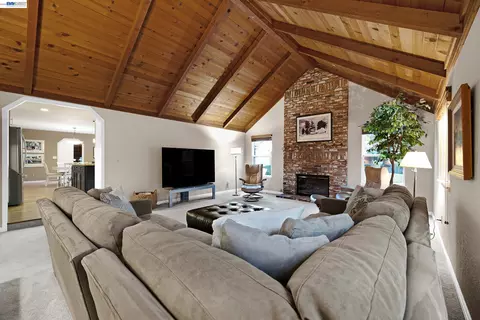 Living - 511 Rhea Way, Livermore, CA 94550 photo 4 of 5