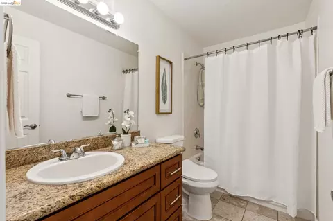 Bath - 123 Coleridge Dr, Vallejo, CA 94591 photo 2 of 2