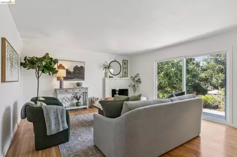 Living - 123 Coleridge Dr, Vallejo, CA 94591 photo 1 of 2