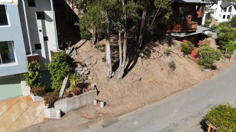 1830 Arrowhead Dr, Oakland, CA 94611