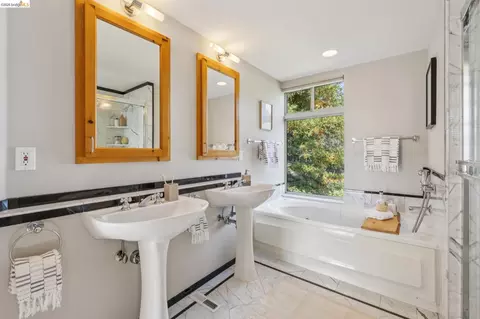 Bath - 1305 Henry St #C, Berkeley, CA 94709 photo 4 of 6