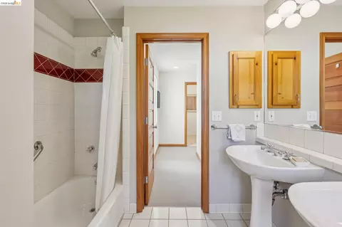Bath - 1305 Henry St #C, Berkeley, CA 94709 photo 2 of 6