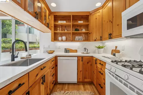 Kitchen - 1305 Henry St #C, Berkeley, CA 94709 photo 3 of 4