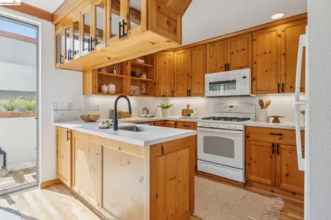 Kitchen - 1305 Henry St #C, Berkeley, CA 94709 photo 1 of 4