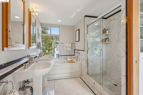 Bath - 1305 Henry St #C, Berkeley, CA 94709 photo 3 of 6