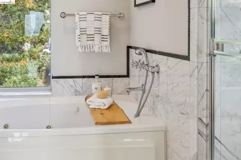 Bath - 1305 Henry St #C, Berkeley, CA 94709 photo 5 of 6