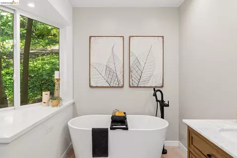 Bath - 3696 Boyer Cir, Lafayette, CA 94549 photo 4 of 7