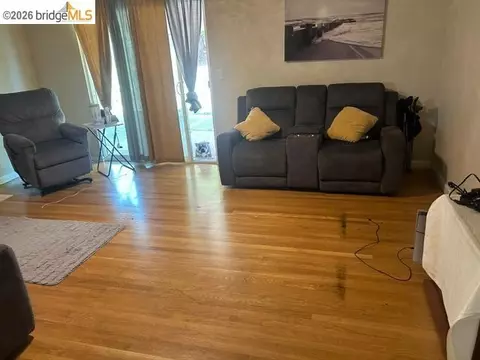 Living - 286 Redwing St, Vallejo, CA 94589 photo 2 of 3