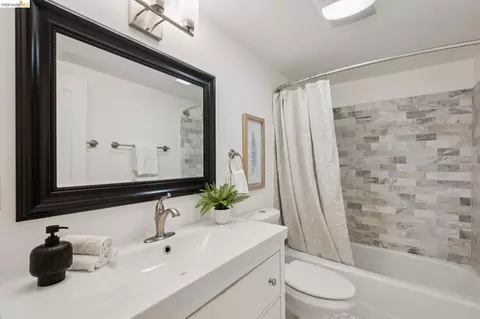 Bath - 15 Edgecroft Rd, Kensington, CA 94707 photo 3 of 3