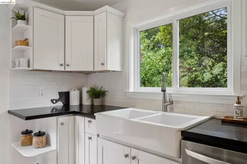 Kitchen - 15 Edgecroft Rd, Kensington, CA 94707 photo 5 of 6