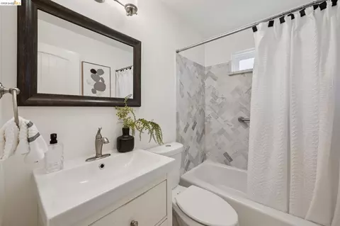 Bath - 15 Edgecroft Rd, Kensington, CA 94707 photo 1 of 3