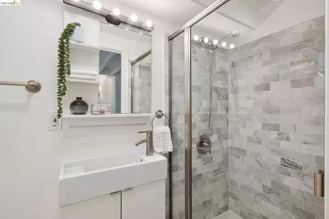 Bath - 15 Edgecroft Rd, Kensington, CA 94707 photo 2 of 3