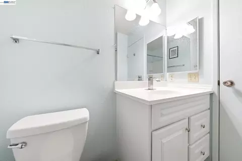 Bath - 709 Center Ave, Martinez, CA 94553 photo 6 of 6