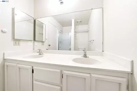 Bath - 709 Center Ave, Martinez, CA 94553 photo 3 of 6