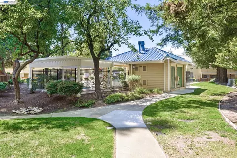 Exterior - 709 Center Ave, Martinez, CA 94553 photo 7 of 9