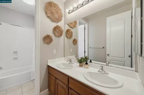 Bath - 6122 Ashwell Way, Vallejo, CA 94591 photo 2 of 4