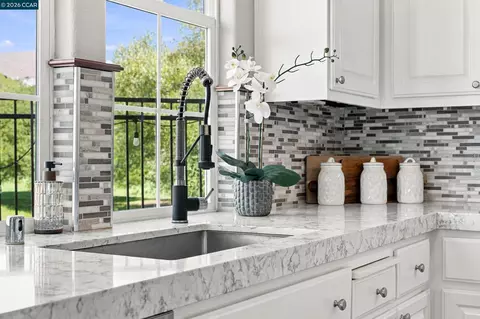 Kitchen - 6122 Ashwell Way, Vallejo, CA 94591 photo 5 of 9
