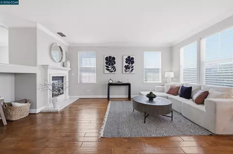Living - 6122 Ashwell Way, Vallejo, CA 94591 photo 5 of 8