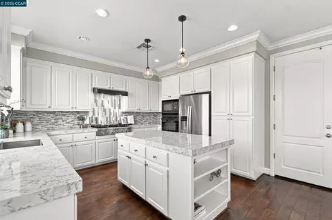 Kitchen - 6122 Ashwell Way, Vallejo, CA 94591 photo 7 of 9