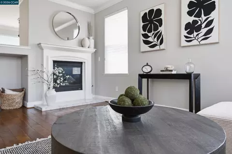 Living - 6122 Ashwell Way, Vallejo, CA 94591 photo 6 of 8