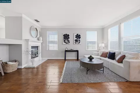 Living - 6122 Ashwell Way, Vallejo, CA 94591 photo 5 of 8