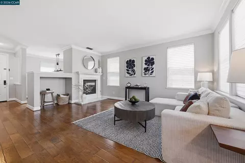 Living - 6122 Ashwell Way, Vallejo, CA 94591 photo 4 of 8