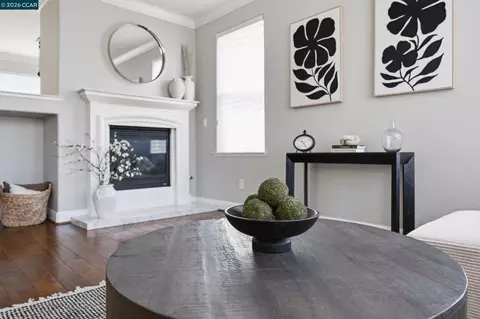 Living - 6122 Ashwell Way, Vallejo, CA 94591 photo 6 of 8