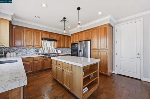 Kitchen - 6122 Ashwell Way, Vallejo, CA 94591 photo 7 of 7