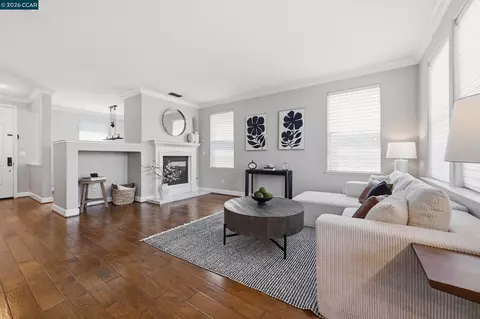 Living - 6122 Ashwell Way, Vallejo, CA 94591 photo 4 of 8