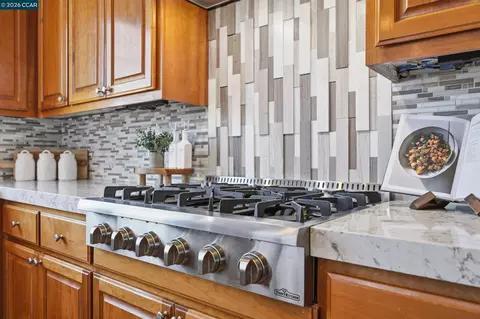 Kitchen - 6122 Ashwell Way, Vallejo, CA 94591 photo 6 of 7