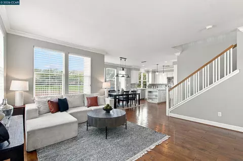 Living - 6122 Ashwell Way, Vallejo, CA 94591 photo 2 of 8