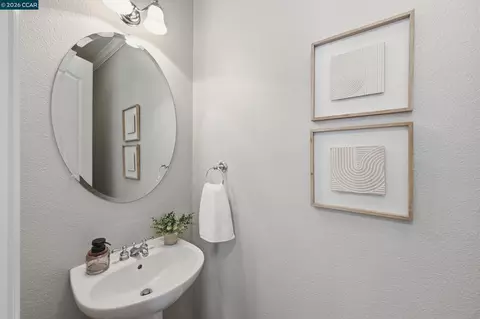Bath - 6122 Ashwell Way, Vallejo, CA 94591 photo 1 of 4