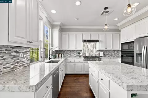Kitchen - 6122 Ashwell Way, Vallejo, CA 94591 photo 6 of 9